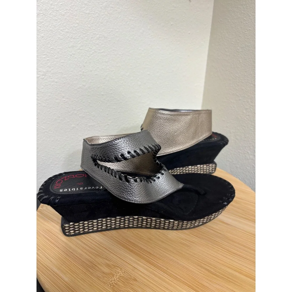 Modzori Reversible Wedge Sandals Size 9 Metallic Pewter Gold Whipstitch Thong